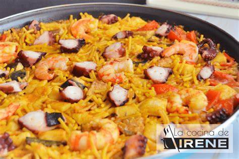Fideuá de pulpo recién hecha en la paellera