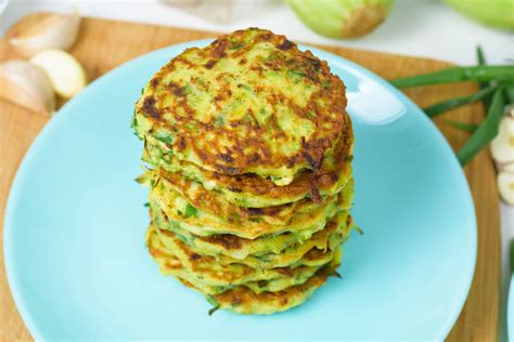 Ingredientes básicos para tortitas de calabacín y patata