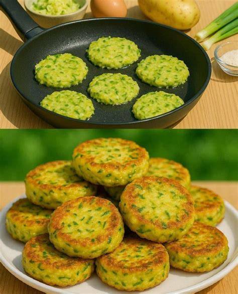 Tortitas de calabacín y patata friéndose en la sartén