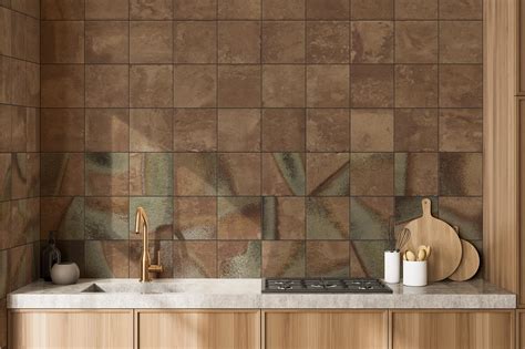 Detalle de azulejos marrones en una cocina, combinados con madera y elementos modernos.