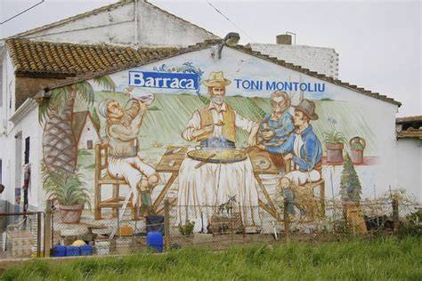 Toni Montoliu en la huerta que tiene justo al lado de la Barraca Toni Montoliu