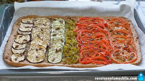Coca salada con harina de algarroba y cebolla