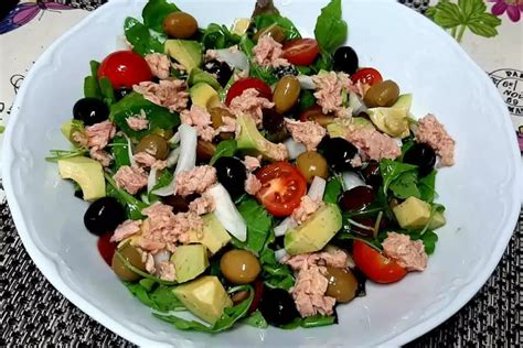 Ensalada de atún con pimientos y aceitunas en un bote de cristal