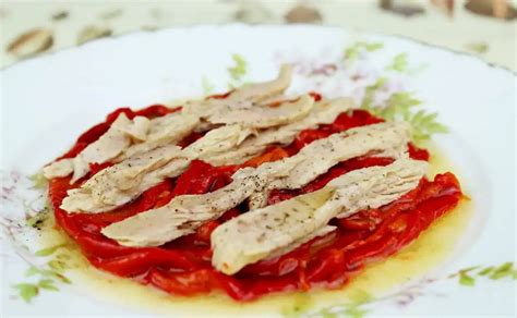 Ventresca de atún con pimientos del piquillo en una lata de conserva