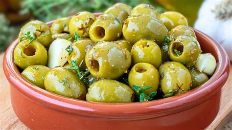 Variedad de aceitunas aliñadas con diferentes ingredientes