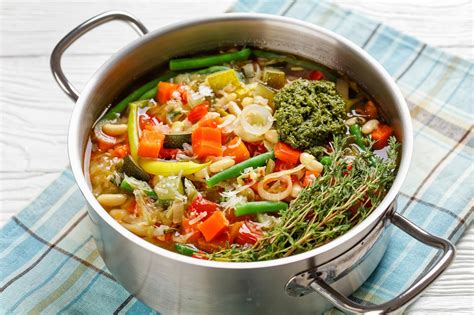 Verduras rehogándose en una olla