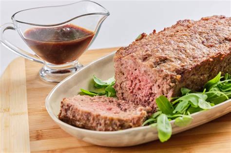 Fiambre de carne servido frío con salsa