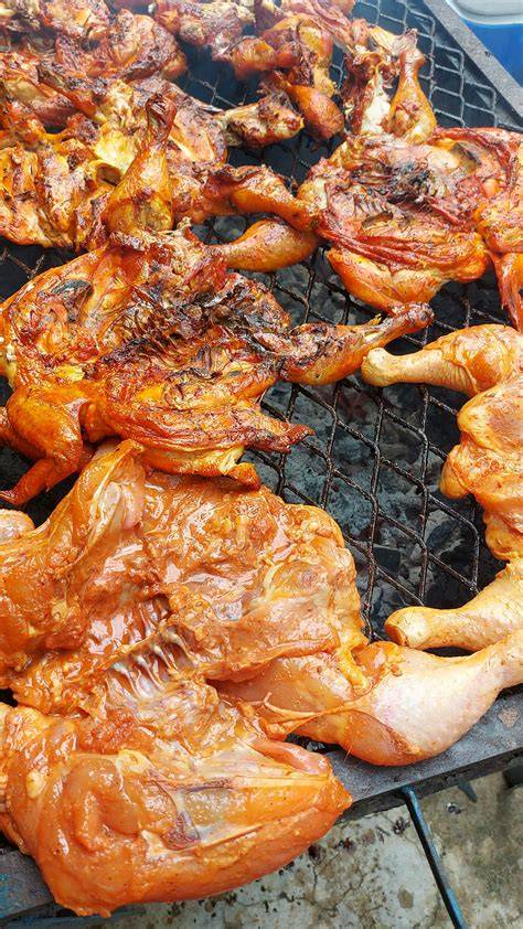 Vista aérea de pollos asados listos para servir