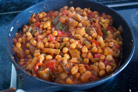Garbanzos con pisto y huevo en sartén