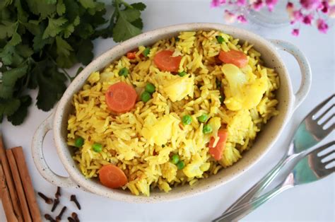 Biryani de verduras en diferentes capas