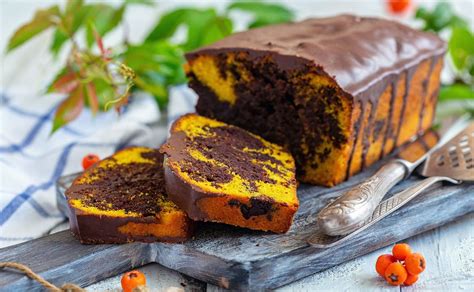 Bizcocho marmolado de naranja y chocolate listo para servir