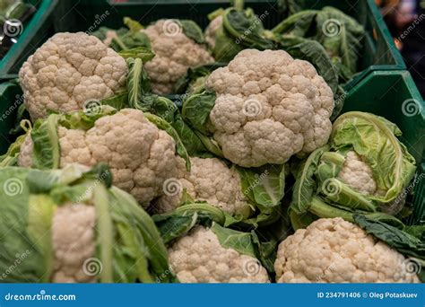 Coliflor fresco en un mercado
