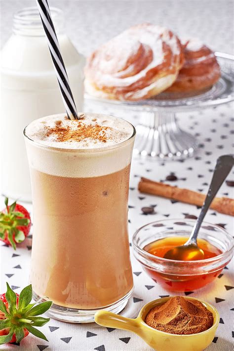 Ilustración de un batido de café con leche decorado con nata y café en polvo