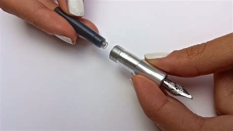 Ilustración de cómo insertar un cartucho de tinta en una pluma estilográfica