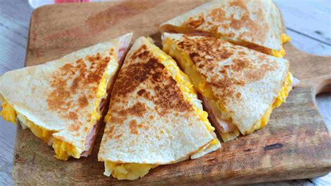 Quesadillas doradas con jamón y queso