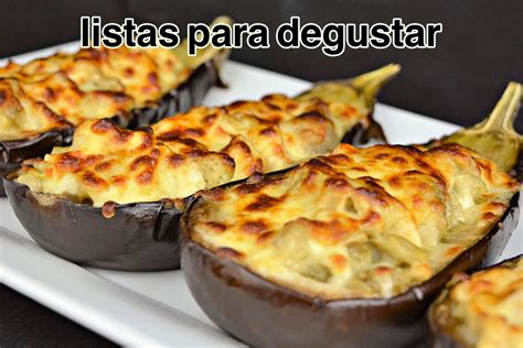 Berenjenas rellenas doradas y listas para servir