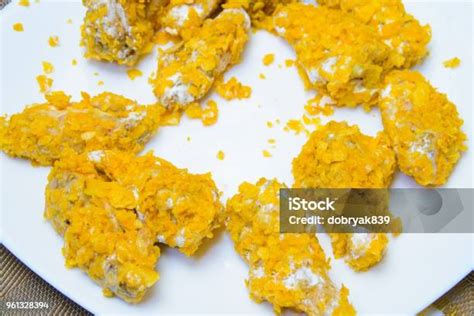 Proceso de rebozado de pollo frito