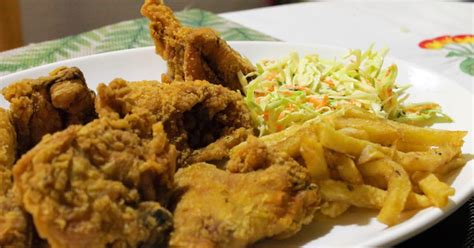Plato de pollo frito sureño con acompañamientos