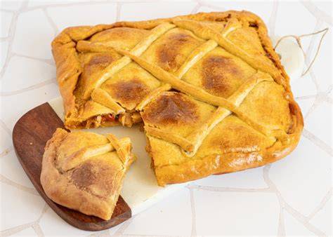 Empanada gallega recién horneada y dorada