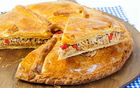 Empanada gallega cortada en porciones