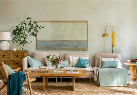 Salón con muebles azul pastel y detalles dorados