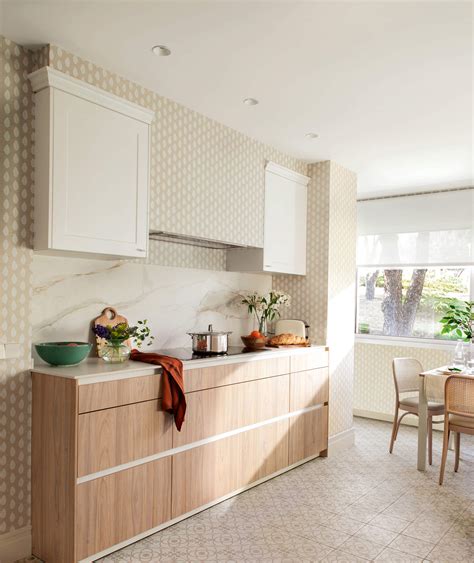 Cocina contemporánea con frentes de armario en azul pastel