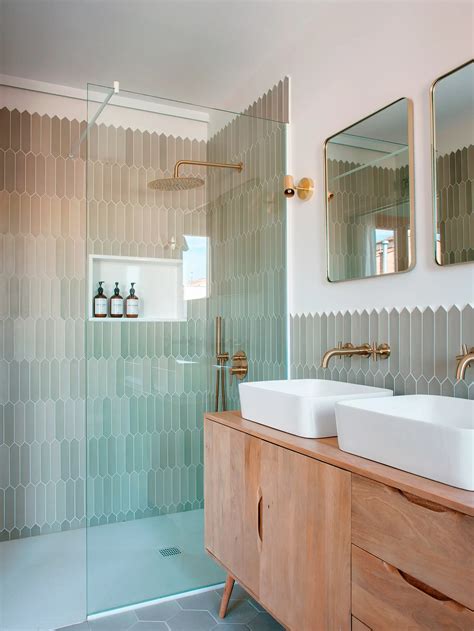 Baño moderno con detalles en azul pastel en la hornacina