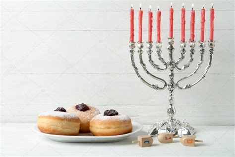 Mesa con sufganiot y dreidels para Janucá