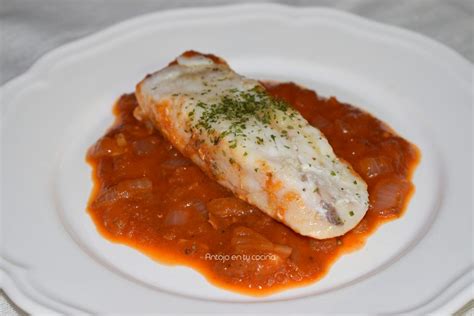 plato de merluza con tomate y jamón