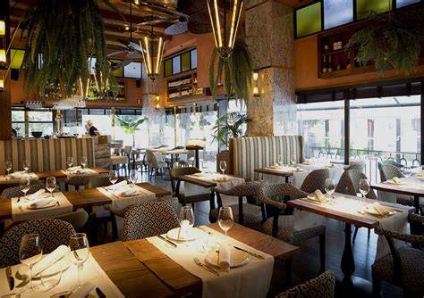 Interior del restaurante Flores de Alcachofa con su terraza cubierta