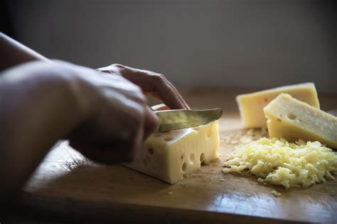 Un pastor preparando queso con métodos tradicionales