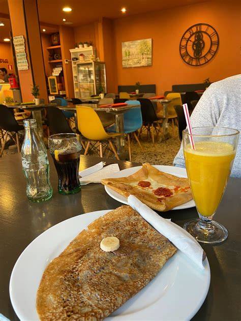 Una crepe salada y otra dulce servidas en La Petite Crêperie