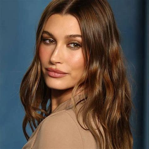 Ejemplos de celebridades con cabello castaño chocolate