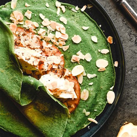 Crepe salado relleno con pavo, ricotta, aguacate y huevo