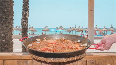 Playa con chiringuito y paella