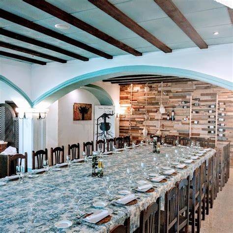 Interior del restaurante Asador La Cepa con mesas de madera