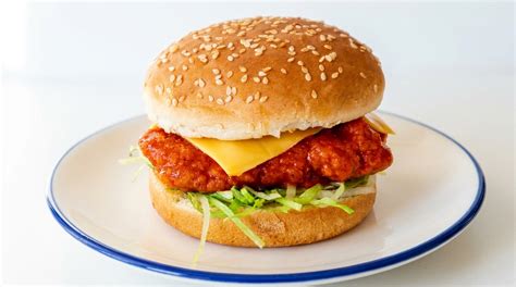 Hamburguesa de pollo crujiente montada