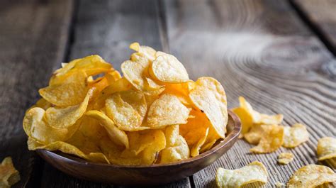 Patatas fritas doradas que contienen acrilamida