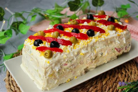 Pastel frío de patata y atún decorado