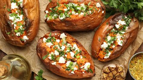 Plato de boniato asado relleno con queso y hierbas