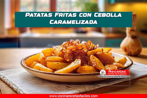 Detalle de patatas doradas y crujientes con cebolla caramelizada