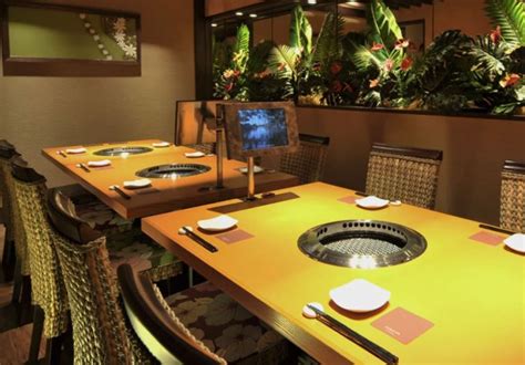 Mesa de Yakiniku con la carne y los utensilios