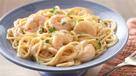 Plato de espaguetis con camarones y salsa cremosa