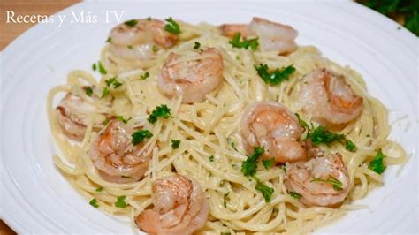 Ingredientes frescos para espaguetis con camarones