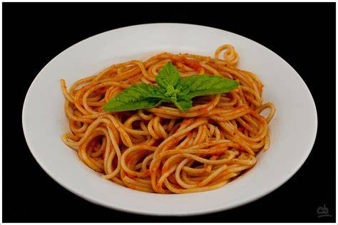 Proceso de cocción de los fideos con salsa