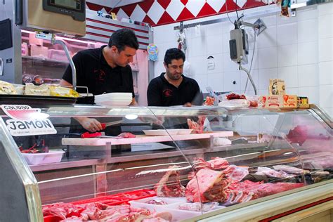 Interior de una carnicería con productos cárnicos frescos