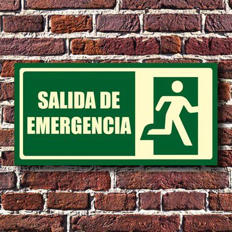 Señalización de salidas de emergencia en una panadería