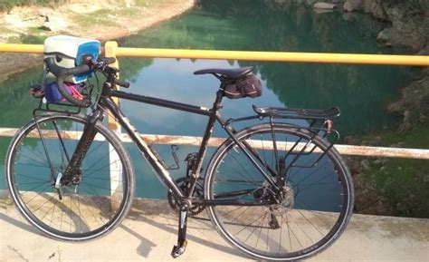 Portabultos con abrazaderas en los tirantes de una bicicleta