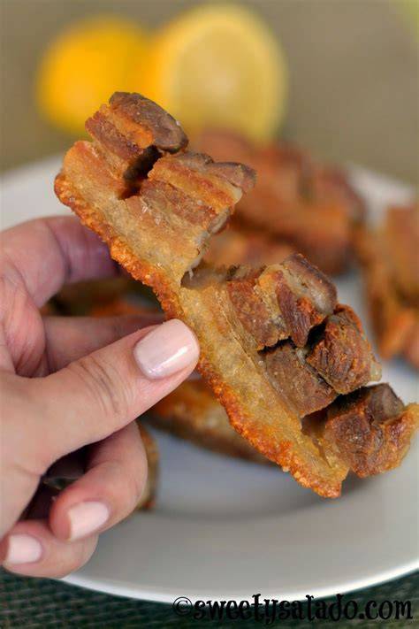 Chicharrón tradicional colombiano en un plato