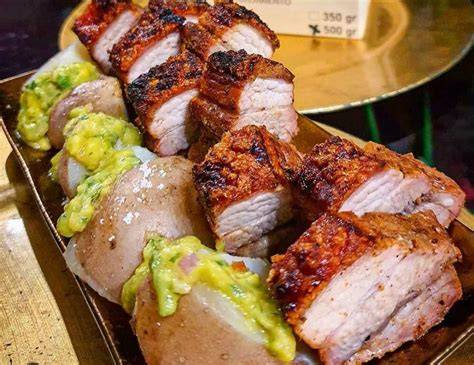 Tabla de chicharrón ahumado y salsas